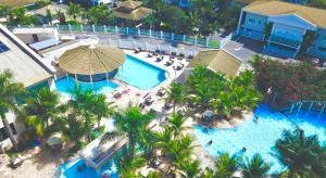 an aerial view of a resort swimming pool with palm trees at L'acqua diroma I, II, III, IV e V- Aptos in Caldas Novas
