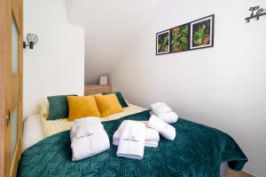 a room with a bed with towels on it at Loft Apart View & Wellness in Szczyrk