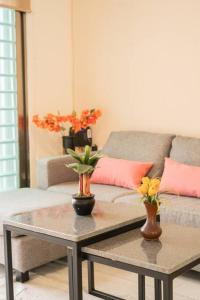 a living room with a couch and a table with flowers on it at Amplia casa con 3 habitaciones para hospedaje in Chetumal