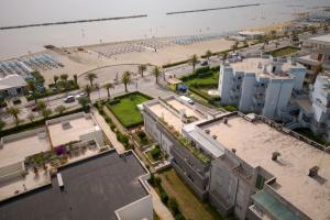 an aerial view of a beach with buildings and palm trees at Appartamento incantevole fronte mare in Villa Rosa