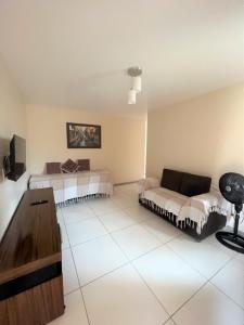 sala de estar con 2 camas y sofá en Sol de Bora Bora, en Salvador