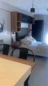 Habitación con cama, mesa y sillas. en Estrella Centro - Con Cochera - Solo autos en San Miguel de Tucumán