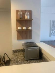 La cocina está equipada con tostadora, horno y encimera. en Estrella Centro - Con Cochera - Solo autos en San Miguel de Tucumán