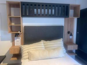 1 dormitorio con 1 cama con cabecero de madera en Estrella Centro - Con Cochera - Solo autos en San Miguel de Tucumán