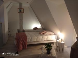 sypialnia z łóżkiem na poddaszu w obiekcie Gîte du roy w mieście Marais-Vernier