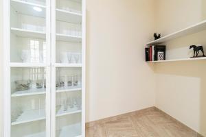 Pokój z białymi półkami z wazami w obiekcie Allo Apartments Consistorio Centro 2 Habitaciones w mieście Jerez de la Frontera +37 zdjęć