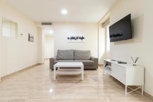 Telewizja i/lub zestaw kina domowego w obiekcie Allo Apartments Consistorio Centro 2 Habitaciones