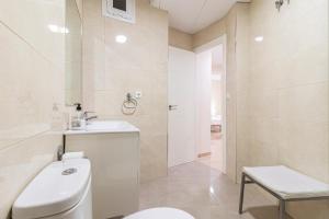 łazienka z toaletą, umywalką i prysznicem w obiekcie Allo Apartments Consistorio Centro 2 Habitaciones w mieście Jerez de la Frontera