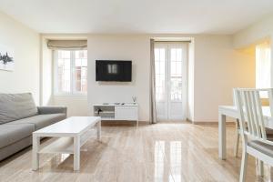 Telewizja i/lub zestaw kina domowego w obiekcie Allo Apartments Consistorio Centro 2 Habitaciones