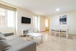 sala de estar con sofá y mesa en Allo Apartments Consistorio Centro 2 Habitaciones, en Jerez de la Frontera