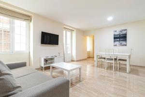 salon z kanapą i stołem w obiekcie Allo Apartments Consistorio Centro 2 Habitaciones w mieście Jerez de la Frontera