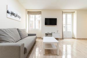 Telewizja i/lub zestaw kina domowego w obiekcie Allo Apartments Consistorio Centro 2 Habitaciones