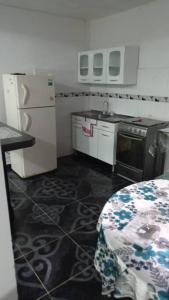 una pequeña cocina con fregadero y nevera. en Comodo y bonito apartamento en Palmira Las Americas, en Palmira