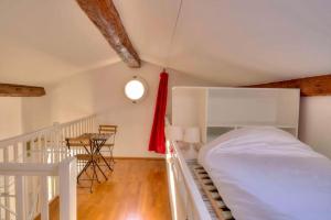 Appartement Villa Tamaris, vue mer في لا سين سور مير: غرفة نوم مع سرير بطابقين ودرج