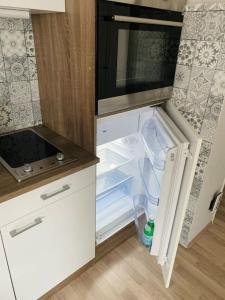 um frigorífico vazio com a porta aberta numa cozinha em Buer City Apartment mit Balkon em Gelsenkirchen