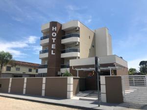 un edificio con un letrero que lee hotel en Perequê Praia Hotel, en Porto Belo