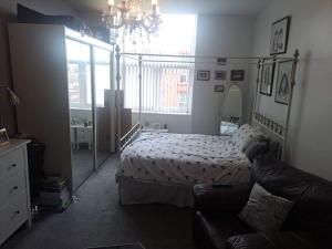 Katil atau katil-katil dalam bilik di Flat near City Centre Liverpool 10 mins to Arena