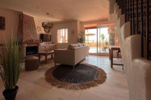 La Barossa في الجزيرة الخضراء: غرفة معيشة مع أريكة وطاولة