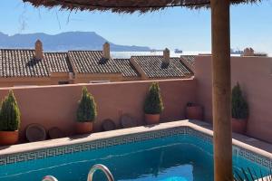 uma piscina ao lado de uma casa em La Barossa em Algeciras