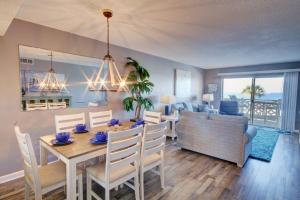 Un comedor y una sala de estar con mesa y sillas. en El Matador 332 - Gulf front with beautiful views of the Gulf and pool, en Fort Walton Beach