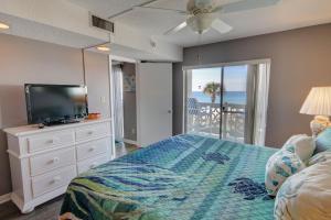Un dormitorio con una cama y un televisor y un balcón. en El Matador 332 - Gulf front with beautiful views of the Gulf and pool, en Fort Walton Beach 28 fotos más
