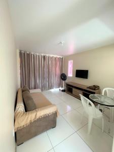 1 dormitorio con cama, mesa y TV en Sol de Bora Bora 101, en Salvador