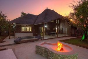 マールロス・パークにあるEye of Kruger - Spacious holiday home with splash pool and bomaの庭の火炉のある家