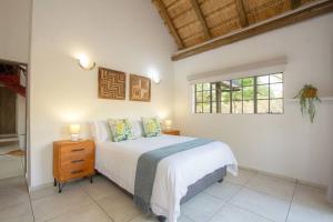 マールロス・パークにあるEye of Kruger - Spacious holiday home with splash pool and bomaの大きなベッドと窓のある寝室