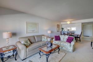 sala de estar con sofá y mesa en El Matador 437 - Gulf front with beautiful views of the Gulf and pool, en Fort Walton Beach