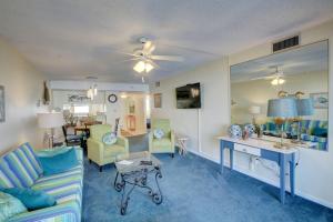 sala de estar con sofá y mesa en El Matador 443 - Beautiful views of the pool and Gulf of Mexico, en Fort Walton Beach