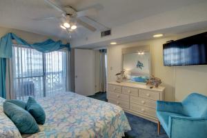 Un dormitorio con una cama, una cómoda y un espejo. en El Matador 443 - Beautiful views of the pool and Gulf of Mexico, en Fort Walton Beach 25 fotos más