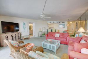 - un salon avec un canapé et des fauteuils rouges dans l'établissement El Matador 444 - Beautiful views of the Gulf and pool, à Fort Walton Beach