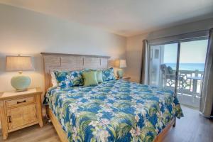 Ein Bett oder Betten in einem Zimmer der Unterkunft El Matador 457 - Gulf front with beautiful views of the Gulf and pool