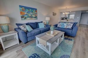 Ein Sitzbereich in der Unterkunft El Matador 457 - Gulf front with beautiful views of the Gulf and pool