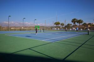 Tennis und/oder Squash in der Unterkunft El Matador 457 - Gulf front with beautiful views of the Gulf and pool oder in der Nähe