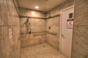 Ein Badezimmer in der Unterkunft El Matador 457 - Gulf front with beautiful views of the Gulf and pool