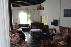 sala de estar con sofás y piano en Hostería Bello Horizonte en La Paz