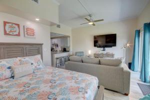 - un salon avec un lit et un canapé dans l'établissement El Matador - Unit 611, à Fort Walton Beach