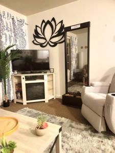 Gorgeous New Zen Suite Sleeps 4-Ski On Off Jiminy的电视和/或娱乐中心