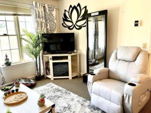Gorgeous New Zen Suite Sleeps 4-Ski On Off Jiminy的电视和/或娱乐中心