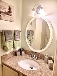 Gorgeous New Zen Suite Sleeps 4-Ski On Off Jiminy的一间浴室