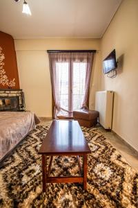 卡拉夫里塔的住宿－安納斯瓊酒店，客房设有茶几、床和窗户。