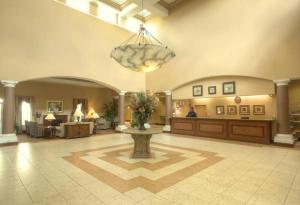 eine Lobby mit einer großen Lobby mit einer großen Lobby in der Unterkunft lovely entire Suite with kitchen 5 Min to Disney in Orlando
