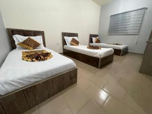 a room with two beds and a couch at old town apartment in Aqaba