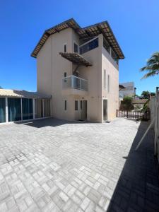 a large white house with a large driveway at Sol de Bora Bora 103 in Salvador