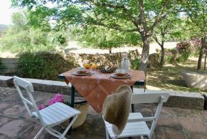 una mesa y dos sillas sentadas en un patio en Finca La Vicaria PALOMAR, en Zufre