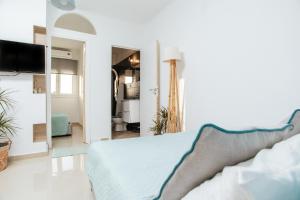 1 dormitorio con cama y espejo grande en Newly Built All Season Resort, en Néa Sílata