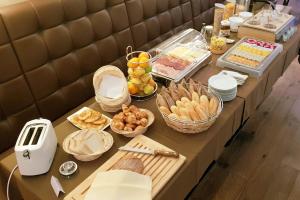 una línea de buffet con varios alimentos en una mesa en Beau-Séjour en Mondorf-les-Bains