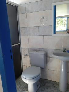 un bagno con un water e un lavandino di Pousada Oceano Azul, beira mar a Ilha do Mel