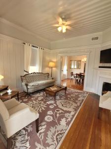 uma sala de estar com um sofá e uma lareira em Holland House - Historic and Sophisticated em Alpine